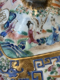 Een paar 'CSM' gemonogrammeerde Chinese famille rose dekselterrines, Jiaqing