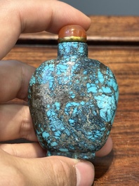 Zeven gevarieerde Chinese snuifflessen in edelsteen, bloedkoraal, glas en barnsteen, 19e eeuw