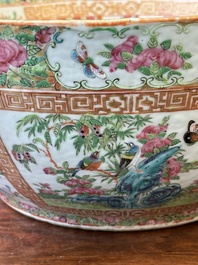 Een Chinese Canton famille rose kom en een flesvormige dekselvaas, 19e eeuw