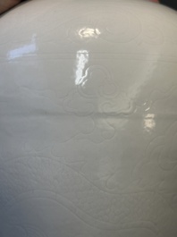 Een Chinese monochrome wit geglazuurde 'meiping' vaas met anhua drakendecor, 19e eeuw