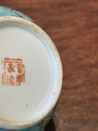 Een Chinese famille rose theepot voor de Straits of Peranakan markt, 19e eeuw