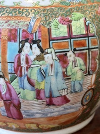 Een Chinese Canton famille rose kom en een flesvormige dekselvaas, 19e eeuw