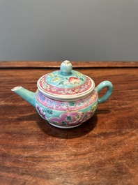 Een Chinese famille rose theepot voor de Straits of Peranakan markt, 19e eeuw