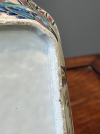 Een paar 'CSM' gemonogrammeerde Chinese famille rose dekselterrines, Jiaqing