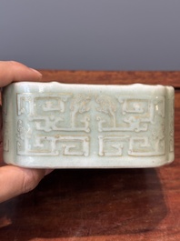 Een vierkante Chinese monochrome celadon geglazuurde kom met verguld drakendecor, Daoguang merk en periode