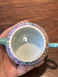 Een Chinese famille rose theepot voor de Straits of Peranakan markt, 19e eeuw