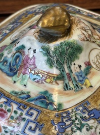 Een paar 'CSM' gemonogrammeerde Chinese famille rose dekselterrines, Jiaqing
