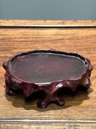 Paire de mod&egrave;les de paons en porcelaine de Chine &agrave; &eacute;mail flamb&eacute; sur socles en bois, 19&egrave;me