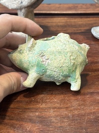 Vijf gevarieerde Chinese aardewerken dieren, Han