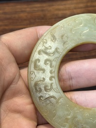 Een Chinese celadon en roodbruine jade 'bi' schijf, wellicht Han