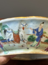 Een paar 'CSM' gemonogrammeerde Chinese famille rose dekselterrines, Jiaqing