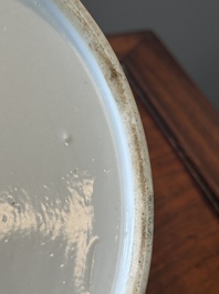 Een Chinese blauw-witte theepot met landschapsdecor en een schotel met kostbaarheden, 19e eeuw