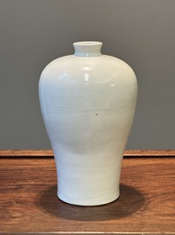 Een Chinese monochrome wit geglazuurde 'meiping' vaas met anhua drakendecor, 19e eeuw