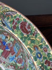 Een Chinees Canton famille rose bassin en een paar vazen met verhalend decor, 19e eeuw