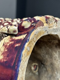 Paire de mod&egrave;les de paons en porcelaine de Chine &agrave; &eacute;mail flamb&eacute; sur socles en bois, 19&egrave;me
