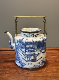 Een Chinese blauw-witte theepot met landschapsdecor en een schotel met kostbaarheden, 19e eeuw