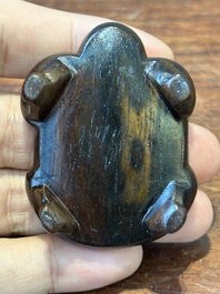 Zeven gevarieerde Chinese snuifflessen in edelsteen, bloedkoraal, glas en barnsteen, 19e eeuw