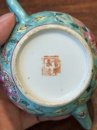 Een Chinese famille rose theepot voor de Straits of Peranakan markt, 19e eeuw