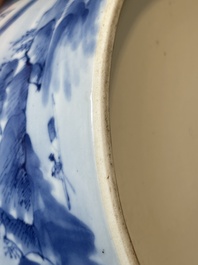 Een Chinese blauw-witte theepot met landschapsdecor en een schotel met kostbaarheden, 19e eeuw