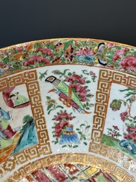 Een Chinese Canton famille rose kom en een flesvormige dekselvaas, 19e eeuw