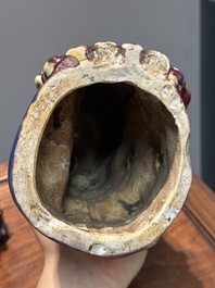 Paire de mod&egrave;les de paons en porcelaine de Chine &agrave; &eacute;mail flamb&eacute; sur socles en bois, 19&egrave;me