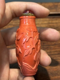 Zeven gevarieerde Chinese snuifflessen in edelsteen, bloedkoraal, glas en barnsteen, 19e eeuw