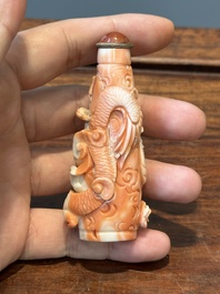 Zeven gevarieerde Chinese snuifflessen in edelsteen, bloedkoraal, glas en barnsteen, 19e eeuw
