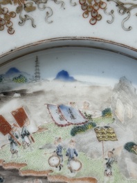 Een zeldzaam Chinees Canton famille rose bord met afbeelding van een ambtenaar die langs de Parelrivier reist richting de Whampoa Pagode, Qianlong