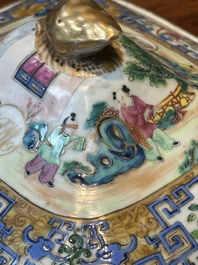 Een paar 'CSM' gemonogrammeerde Chinese famille rose dekselterrines, Jiaqing