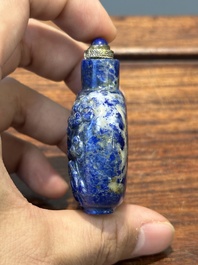 Zeven gevarieerde Chinese snuifflessen in edelsteen, bloedkoraal, glas en barnsteen, 19e eeuw