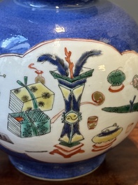 Paire de vases de forme triple gourde en porcelaine de Chine famille verte &agrave; fond bleu poudr&eacute; &agrave; d&eacute;cor d'antiquit&eacute;s, Kangxi