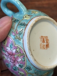 Een Chinese famille rose theepot voor de Straits of Peranakan markt, 19e eeuw