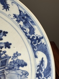 Een Chinese blauw-witte theepot met landschapsdecor en een schotel met kostbaarheden, 19e eeuw