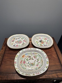 Drie ovale opengewerkte Chinese Canton famille rose schotels met bloemen, vlinders en waterdieren, 19e eeuw