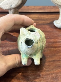 Vijf gevarieerde Chinese aardewerken dieren, Han
