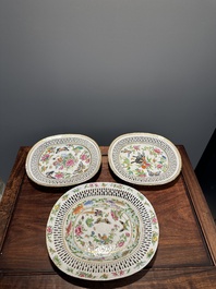 Drie ovale opengewerkte Chinese Canton famille rose schotels met bloemen, vlinders en waterdieren, 19e eeuw