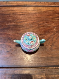 Een Chinese famille rose theepot voor de Straits of Peranakan markt, 19e eeuw