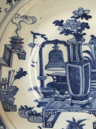 Een Chinese blauw-witte theepot met landschapsdecor en een schotel met kostbaarheden, 19e eeuw