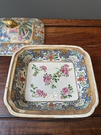 Een paar 'CSM' gemonogrammeerde Chinese famille rose dekselterrines, Jiaqing