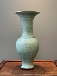 Vase de forme balustre en porcelaine de Chine c&eacute;ladon de Longquan &agrave; d&eacute;cor incis&eacute;, Ming