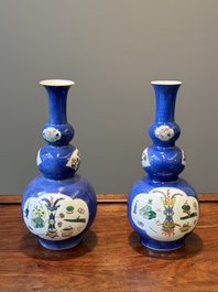 Paire de vases de forme triple gourde en porcelaine de Chine famille verte &agrave; fond bleu poudr&eacute; &agrave; d&eacute;cor d'antiquit&eacute;s, Kangxi