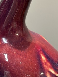 Paire de mod&egrave;les de paons en porcelaine de Chine &agrave; &eacute;mail flamb&eacute; sur socles en bois, 19&egrave;me