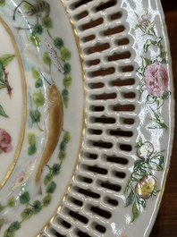 Drie ovale opengewerkte Chinese Canton famille rose schotels met bloemen, vlinders en waterdieren, 19e eeuw