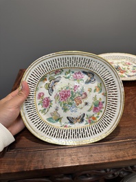 Drie ovale opengewerkte Chinese Canton famille rose schotels met bloemen, vlinders en waterdieren, 19e eeuw