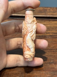 Zeven gevarieerde Chinese snuifflessen in edelsteen, bloedkoraal, glas en barnsteen, 19e eeuw