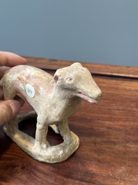 Vijf gevarieerde Chinese aardewerken dieren, Han