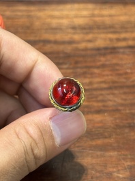 Zeven gevarieerde Chinese snuifflessen in edelsteen, bloedkoraal, glas en barnsteen, 19e eeuw