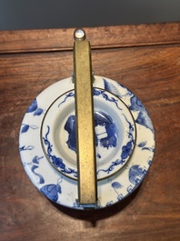 Een Chinese blauw-witte theepot met landschapsdecor en een schotel met kostbaarheden, 19e eeuw