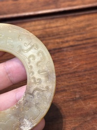 Een Chinese celadon en roodbruine jade 'bi' schijf, wellicht Han