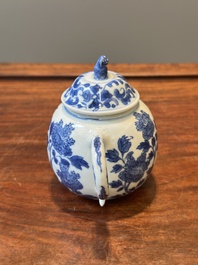 Een Chinese blauw-witte mosterdpot met floraal decor, Kangxi